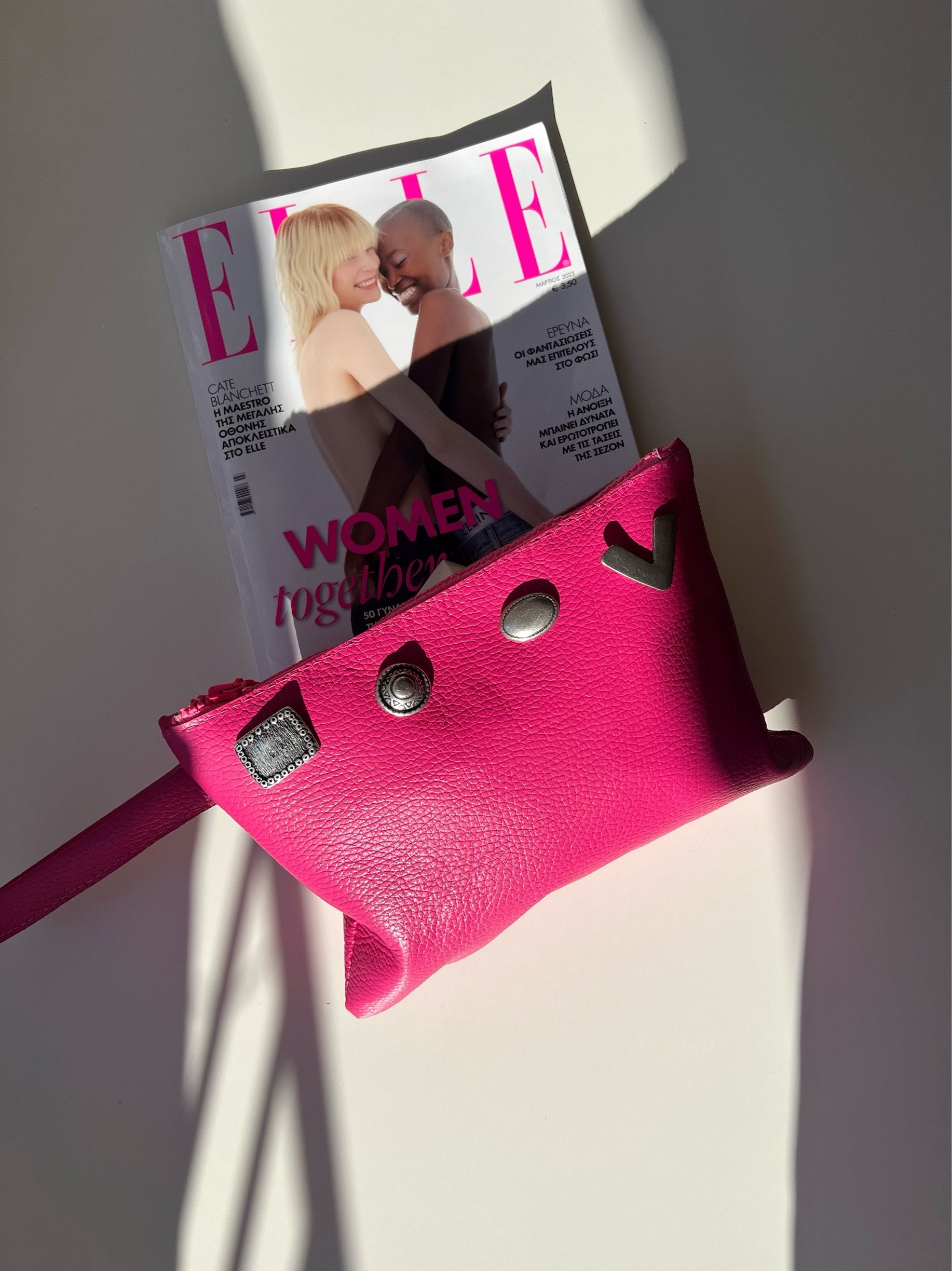 Fuksjowa skórzana kopertówka, mała damska torebka, kosmetyczka, portfel.