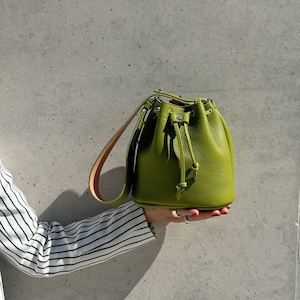 Sac seau, sac en cuir pour femme, sac seau en cuir, petit sac à main en cuir, sac à bandoulière, cadeau pour elle, en cuir pleine fleur - Cleo