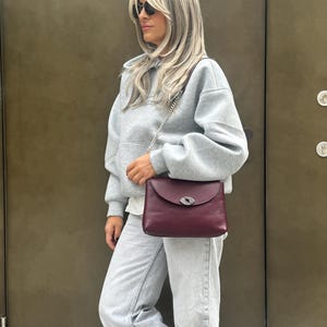 Bordeaux Leder Umhängetasche – Handgemachte Vollrindleder Geldbörse – Crossbody Bag mit Kettengurt – Geschenk für Sie – Christina Christi