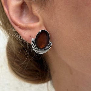 Orecchini a perno etnici da donna, orecchini in argento, orecchini ovali di tendenza, delicati orecchini a perno smaltati, realizzati in Grecia, di Christina Christi.