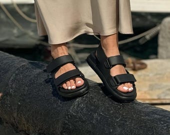 ブラックレザーのプラットフォームサンダル、レディースウェッジ