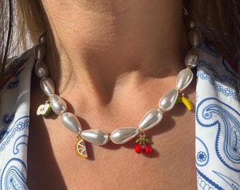 Parelsketting, zomerhanger, fruitketting, parelchokerketting, gemaakt in Griekenland.
