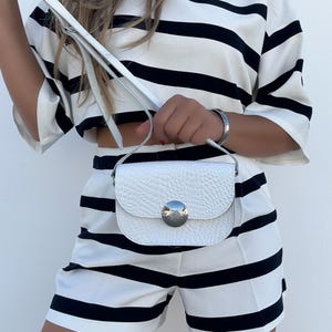 Sac à bandoulière en cuir blanc - bandoulière avec boucle argentée - petit sac à main fait main pour femme - cuir pleine fleur - imprimé lézard - cadeau pour elle