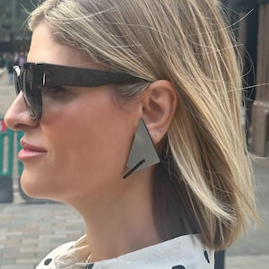 Silber Ohrringe, Ohrclips, Dreieck Ohrringe, Geometrische Ohrringe, Ohrclips, Statement Ohrringe, aus Plexiglas.
