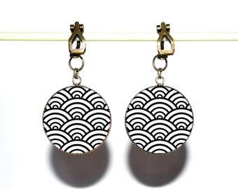 Bronzen oorclips met cabochons van hars * Zwart-witte Japanse patronen *