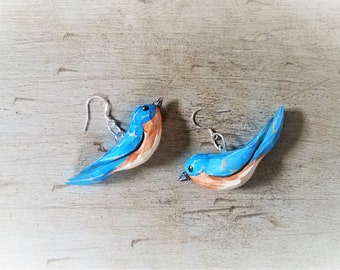 Pendientes de pájaro azul tallados a mano