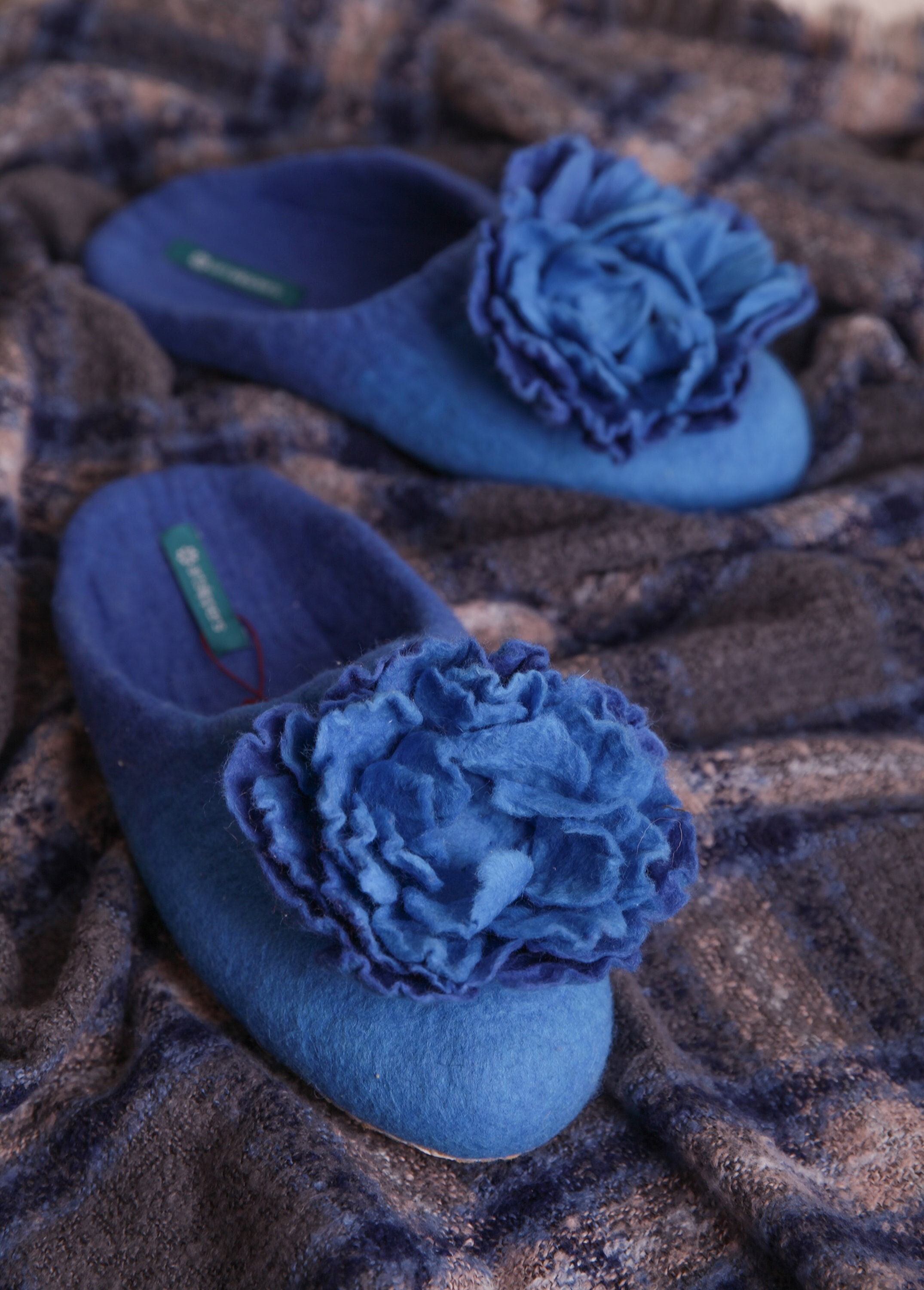 Slippers Kyrgyz Handmade Soft Merino Wool Felt Slip-On Blue Peony Flower