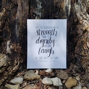 Sprüche 31: 25, 8 x 10 Christian Print, Schrift, Bibel-Vers, Geschenk für sie, Muttertag, Sprüche 31, minimalistisch, Frauen