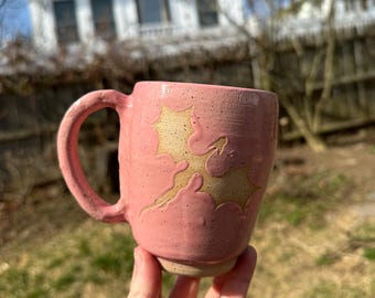 Taza de dragón de gres hecha a mano