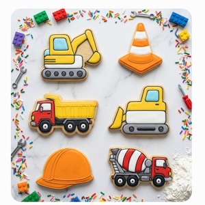 Puede incluir: Un conjunto de seis galletas con temática de construcción que incluye una excavadora, un cono de tráfico, un camión volquete, una excavadora, un casco de obra y una hormigonera. Texto incluido: Construction B - Set of 6 y *Digital STL Files ONLY*.