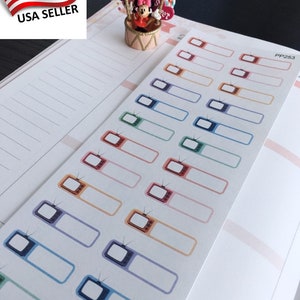 Puede incluir: Una hoja de pegatinas coloridas con un diseño de televisión retro. Cada pegatina tiene un espacio en blanco para escribir. Las pegatinas están sobre un fondo blanco. PP253 está impreso en la esquina superior derecha.