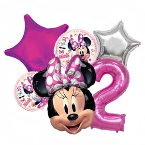 K&ouml;nnte beinhalten: Eine Sammlung von Folienballons mit Minnie Mouse. Enth&auml;lt einen gro&szlig;en Minnie Mouse-Kopf, die Zahl 2, zwei runde Ballons mit Minnie und zwei sternf&ouml;rmige Ballons. Die Ballons sind rosa, lila, schwarz und silber.