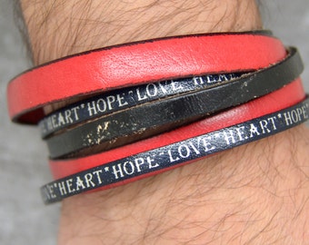 bracelet homme, cuir noir et rouge, message imprimé, fermoir magnétique, métal argenté