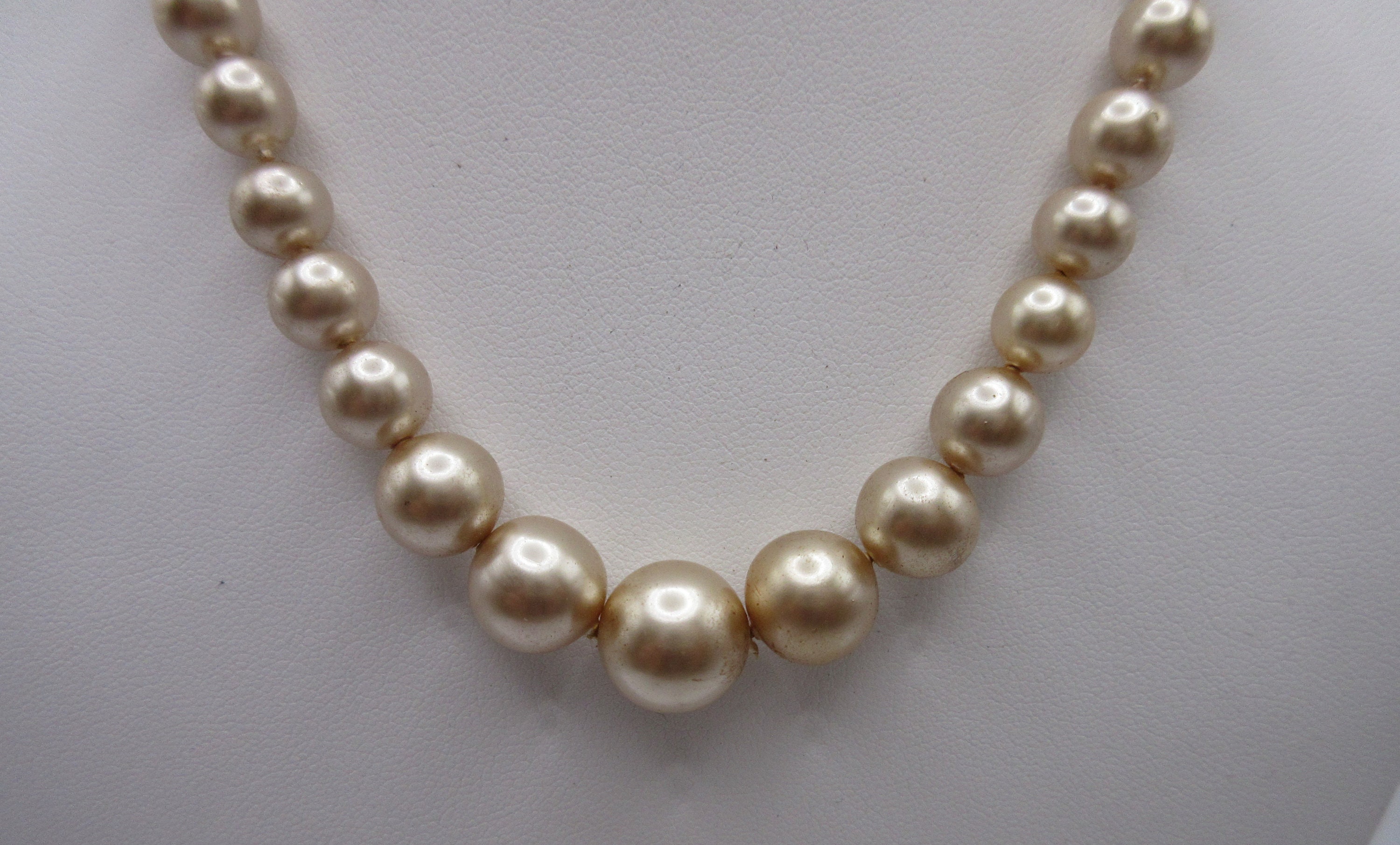 single strand faux pearl necklace