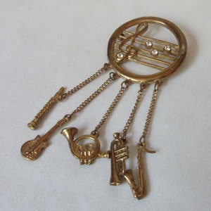 Lovely Vintage Brooch in gold tone metal MUSIC