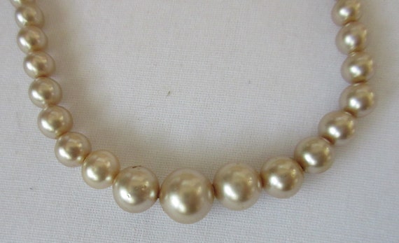 Vintage Single Strand Faux Pearls Necklace - image 2