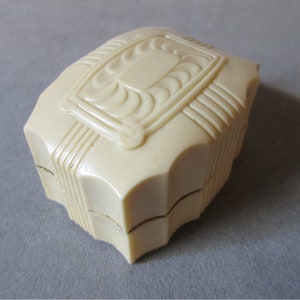 Beautiful Vintage 1930&#39;s Celluloid Ring Gift Box in a Beautiful Ivory color