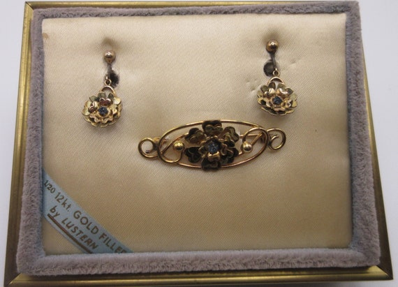 Jewelry shop marked art