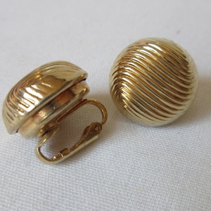 Vintage 1960&#39;s Signed SARAH COVENTRY Clip Back Earrings