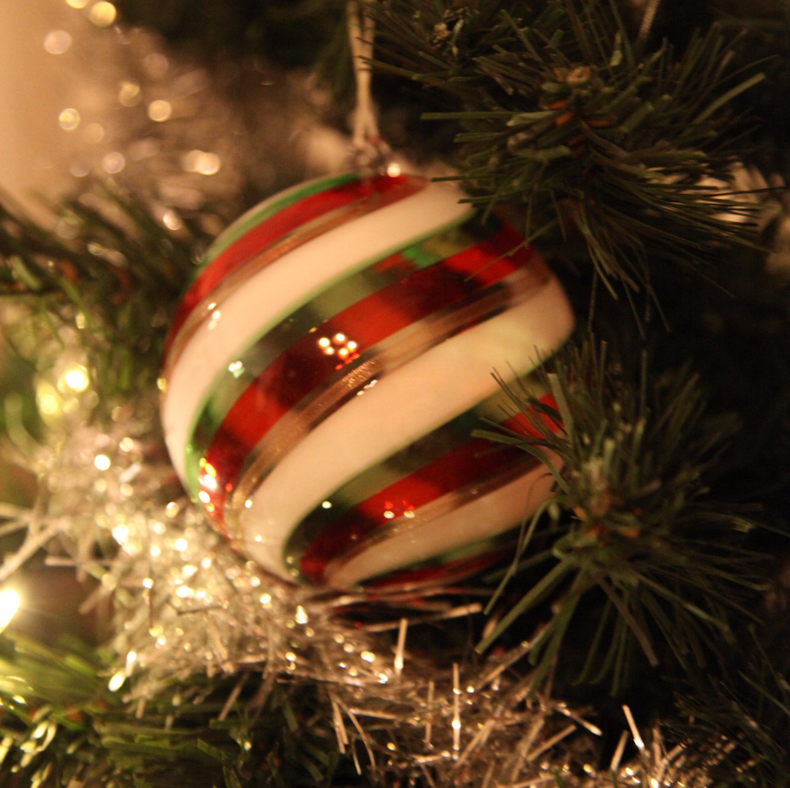 Red & White Color Christmas Bauble Pack Of 6