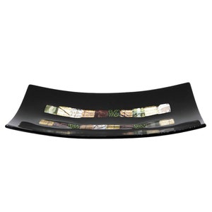 Peut inclure: Un plateau de service en verre noir avec un motif de mosaïque décoratif dans des tons de brun, vert et or.