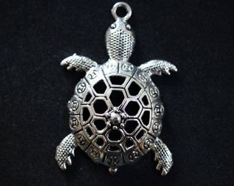 PENDENTIF TORTUE  en METAL argenté