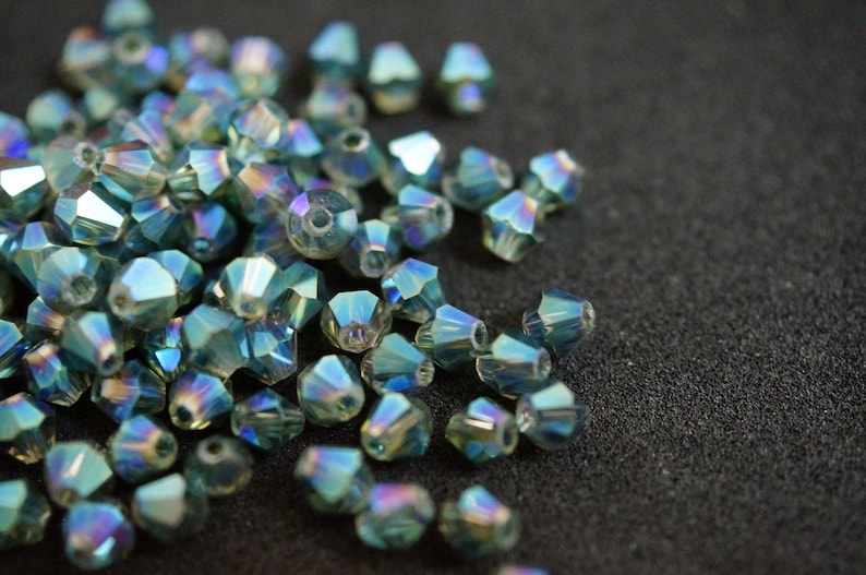 25 BICONES 4 mm Crystal green reflection N41