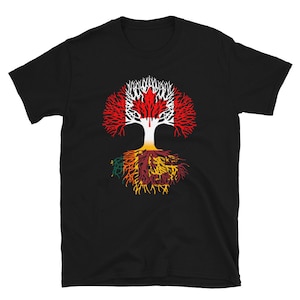 Może przedstawiać: Czarny T-shirt z wzorem drzewa. Liście drzewa są w kolorach flagi kanadyjskiej, a korzenie są w kolorach flagi Sri Lanki.