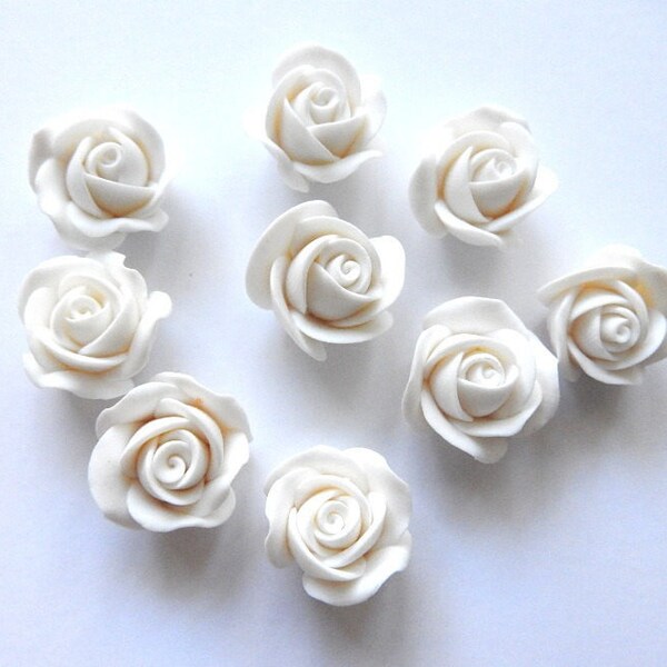 lot 9 roses blanche en pâte fimo, les fleurs sont percées; taille  environ 18mm