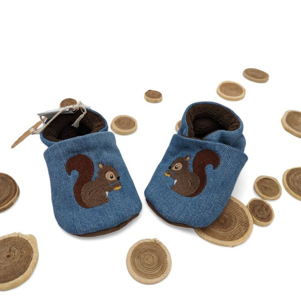 Crawling shoes, baby shoes, slippers size. 19 vegan with squirrel, embroidered, upcycling, jeans