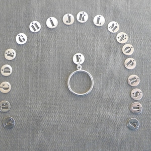 Anillo borla “inicial” plata