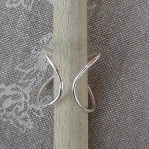 Adjustable silver ring "Crossed wire"