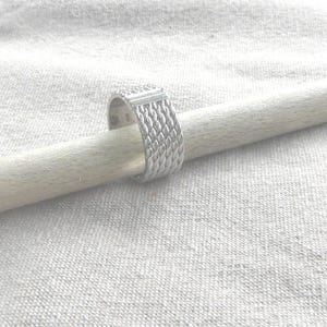 Anillo de plata con anilla ancha "Trenzada"