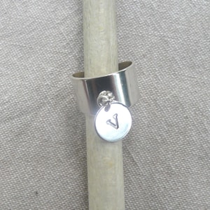 Peut inclure: Bague en argent avec un charme rond gravé de la lettre V.