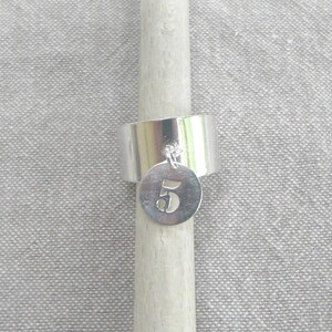 Anillo grande de plata con borla "Número"