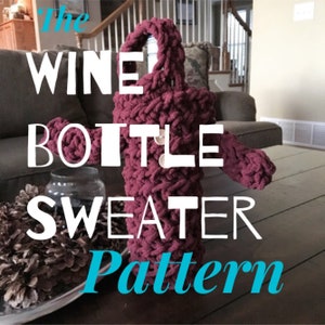Puede incluir: Un calienta botellas de vino de punto color burdeos con el texto "The Wine Bottle Sweater Pattern" en blanco y azul.