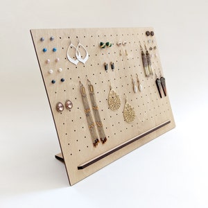 Présentoir de boucles d&#39;oreilles style panneau perforé minimaliste en bois de 11 x 14 po, présentoir à épingles, boucles d&#39;oreilles, présentoir à bijoux, marché, extérieur