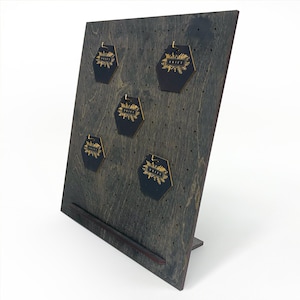 Présentoir minimaliste pour cartes suspendues - panneau perforé en bois, cartes de bijoux, carte de boucles d'oreilles, crochets, personnalisable, gravure de logo, exposition d'artisanat du marché