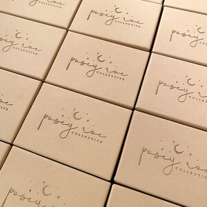 Peut inclure: Plusieurs petites bo&icirc;tes en carton brun avec le texte "posey roe COLLECTIVE" imprim&eacute; sur le dessus de chaque bo&icirc;te.
