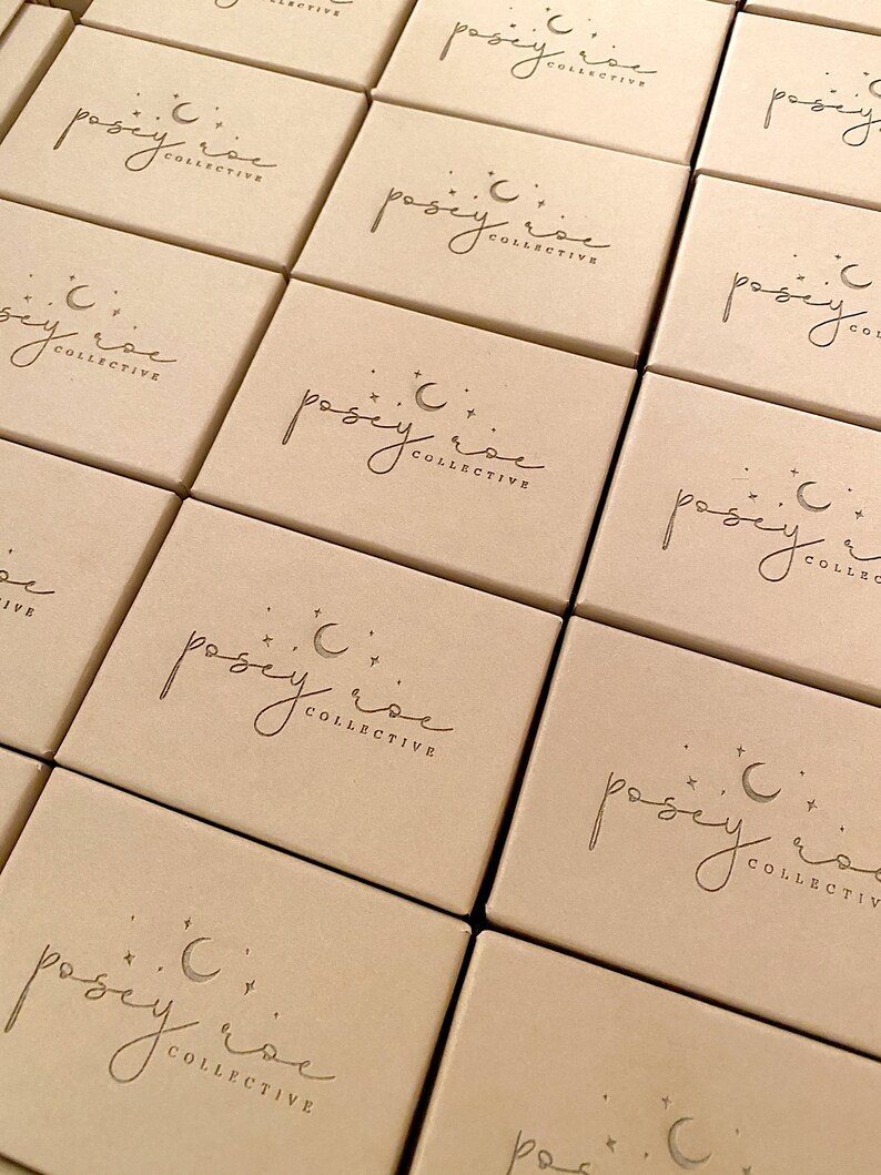 Peut inclure: Plusieurs petites bo&icirc;tes en carton brun avec le texte "posey roe COLLECTIVE" imprim&eacute; sur le dessus de chaque bo&icirc;te.