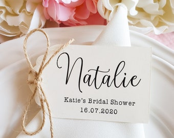 Étiquettes rustiques de carte de lieu de douche nuptiale, noms de lieu de partie de poule. Étiquettes de bagage en ficelle crème et jute pour décoration rustique de douche nuptiale.