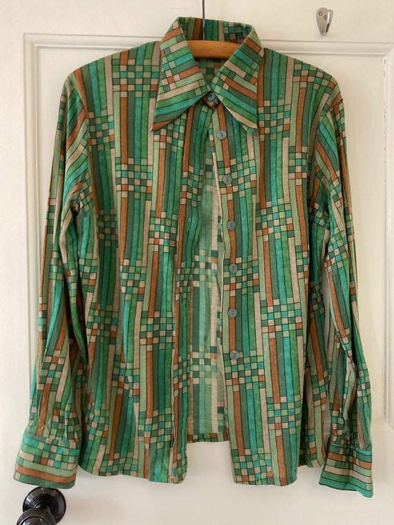 1970s dagger collar, geometric print jersey shirt