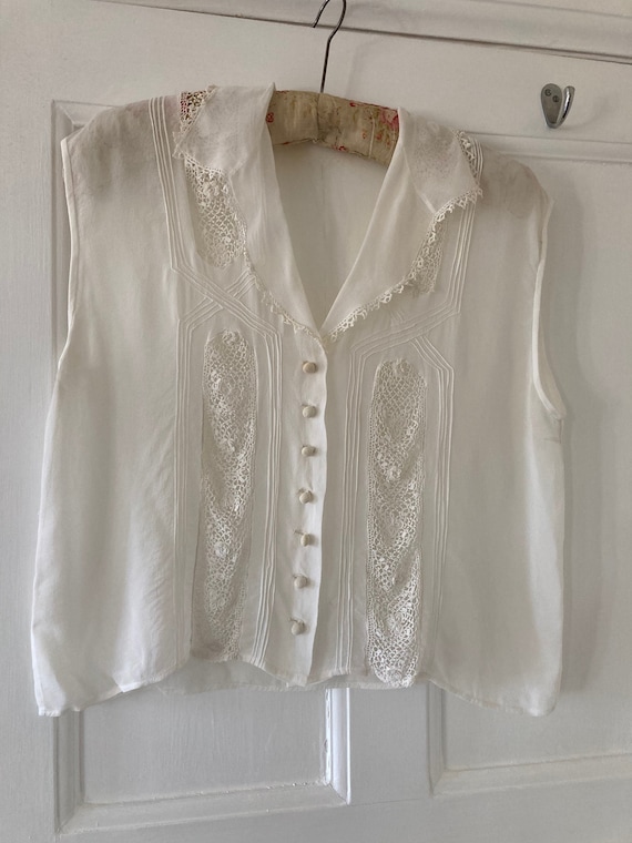 Early 1950s lace detail white sleeveless blouse