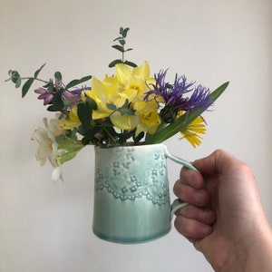 Jarra/Jarra de leche con encaje azul agua - pequeña vajilla de cerámica fina de porcelana hecha a mano con detalle de impresión de encaje y esmaltado azul agua