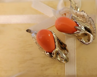Vintage Sarah Coventry coral berry clip on earrings