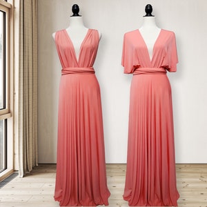 Puede incluir: Dos vestidos convertibles de color coral exhibidos en maniqu&iacute;es. Los vestidos presentan un escote en V profundo y una cintura entallada. Uno es sin mangas, el otro tiene mangas cortas drapeadas. Ambos vestidos tienen falda larga.