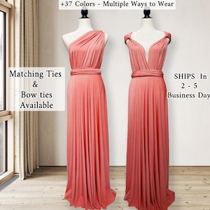 Puede incluir: Dos vestidos convertibles color coral sobre maniqu&iacute;es. Uno tiene dise&ntilde;o de un solo hombro, el otro un escote pronunciado. El texto dice "+37 Colores - M&uacute;ltiples formas de usar" y "Corbatas y pajaritas a juego disponibles".