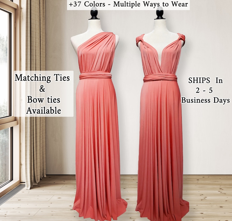 Puede incluir: Dos vestidos convertibles color coral sobre maniqu&iacute;es. Uno tiene dise&ntilde;o de un solo hombro, el otro un escote pronunciado. El texto dice "+37 Colores - M&uacute;ltiples formas de usar" y "Corbatas y pajaritas a juego disponibles".