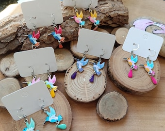 Pendientes colgantes de acero inoxidable plateado y esmalte colorido, con colibríes de colores, estilo francés, para mujer, longitud total aproximada de 35 mm.