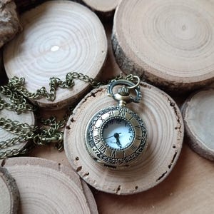 Reloj vintage con esfera ornamentada, regalo unisex, se puede usar como reloj de bolsillo o collar largo, aproximadamente 2,8 cm de diámetro, pantalla táctil francesa, batería de repuesto, cadena de collar de 70 cm
